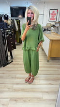 Load image into Gallery viewer, 1.          Linen Barrel Leg Trousers-Apple
