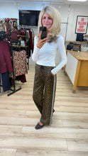 Load image into Gallery viewer, 1.              V Neck Fleece Lined Stretch Top-White
