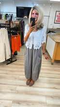 Load image into Gallery viewer, 1.                        Crochet Hem Appliqué Cotton Jacket-White
