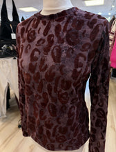 Load image into Gallery viewer, 1.                      Flocked Leopard Top-Wine

