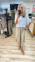 Load image into Gallery viewer, 1.         Crochet Hem Appliqué Flowers Top-White
