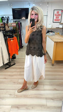 Load image into Gallery viewer, 1.            Crochet Hem Appliqué Flowers Top-Chocolate
