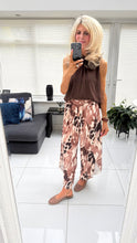 Load image into Gallery viewer, 1.    Bubble Hem Sleeveless Blouse-Chocolate
