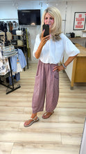 Load image into Gallery viewer, 1.                       Bubble Sleeve &amp; Hem Top-White
