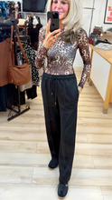 Load image into Gallery viewer, 1.    Wide Leg Front Seam Jogger-Black
